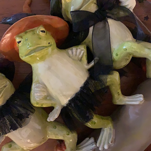 SOLD-Mark Roberts collectibles Dancing Frogs dressed like witches Halloween - Picture 3 of 13